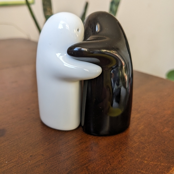 Hug Salt & Pepper Shakers NIB - Picture 2 of 8